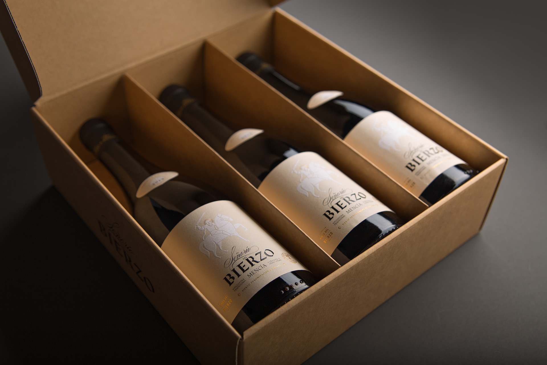 Señorío del Bierzo mencía detalle estuche 3bot